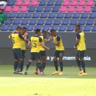 Los seleccionados ecuatorianos celebran uno de los goles frente al cuadro boliviano.
