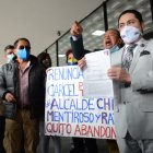 Pedido. Los ciudadanos se presentaron en el Cabildo con pancartas en las que solicitaron la salida del alcalde Jorge Yunda.