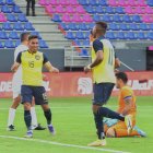 Michael Estrada es felicitado por Ángel Mena tras marcar el segundo gol ante Bolivia