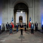 Fotografía cedida este domingo por la Presidencia de Chile en la que se registró al mandatario Sebastián Piñera (c), durante un anuncio público en el que propuso realizar las próximas elecciones el 15 y 16 de mayo.