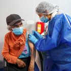 Una adulta mayor es vacunada el 25 de marzo de 2021 contra la covid-19, en el Hospital Luz Elena Arismendi de Quito.