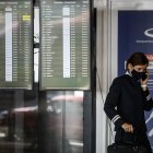 Grupos de personas caminan hoy, por el aeropuerto de Buenos Aires (Argentina).