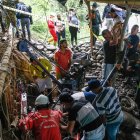 Brigadas de emergencia trabajan para intentar ingresar a una mina de oro de la vereda El Bosque en zona rural de Neira (Colombia).