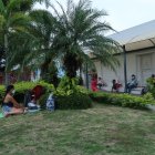 Panorama. Familiares de pacientes esperan en la parte externa de emergencias del Teodoro Maldonado Carbo.