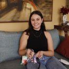 Camila Tettamanti muestra uno de los llaveros de su colección.