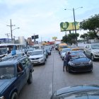 Carros forma tráfico en la avenida Francisco de Orellana.