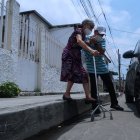 Aceras. Algunas son extremadamente altas, lo que evita que una persona suba o baje de ella con facilidad.