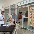 Visita. Funcionaria municipal habla con el administrador de un local.