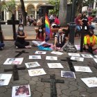 Miembros de la comunidad LGBTI en las afueras de la Fiscalía pidiendo se esclarezcan los casos de asesinatos.