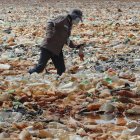 Un funcionario de la Unidad de Salud del Gobierno Municipal, camina entre la contaminación del lago Uru Uru el 30 de marzo de 2021 en Oruro (Bolivia).