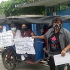 Un grupo de maestros se movilizó en tricimoto en busca de alumnos que no habían entregado las tareas escolares. El vehículo llevaba carteles que alertaban de la búsqueda.