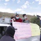 Algunos pobladores rechazan la visita de Guillermo Lasso a Guamote, con carteles en mano.