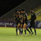 Los jugadores de Orense tratan de calmar a Sebastián Assis tras ver la tarjeta roja.