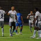 Aníbal Leguizamón (c) marcó el primer tanto de los azules en suelo riobambeño.