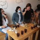 Las catas gratuitas atraen a clientes.