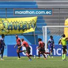 Eric Tovo celebra el gol del empate del Deportivo Cuenca en el estadio Jocay de Manta.