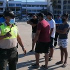 Un agente de Policía dispersa a turistas en la playa de Salinas.