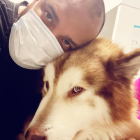 Roberto Navarro perdió a su mascota por la pandemia.