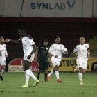 Juan Kaprof (con el balón) se lastimó antes del juego contra Mushuc Runa