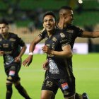 Ángel Mena celebra luego de marcar su gol frente al Toluca.