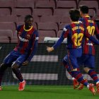 Los jugadores del Barcelona festejan el único gol del partido, conseguido en el minuto 90