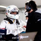 Juan Manuel Correa, piloto ecuatoriano, mientras conversa con uno de los técnicos de su escudería.