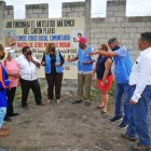 Miembros del Comité de Acción Social Narcisa de Jesús observan el lugar que se construirá la morgue de Playas.