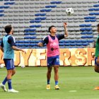 Alexis Zapata (c), mediocampista azul, saltará como titular hoy frente al conjunto ambateño.