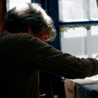 Fotografía de archivo donde una mujer deposita su voto en Santiago.