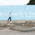 Un aspecto del suburbio muestra el costoso proyecto Letras Vivas junto a un bache.