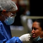 Lo cierto es que, según la evidencia científica y las autoridades sanitarias globales, los pacientes asintomáticos sí pueden transmitir la enfermedad y en ningún caso son considerados personas sanas o “falsos positivos” de las pruebas anticovid.