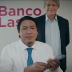 Video. En la fantasía correísta, Guillermo Lasso se para atrás de los cajeros del banco y les dice cuánto cobrar por comisiones, descuentos e intereses.