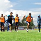 Andrés Oña (izquierda) sufrió una lesión y estará seis meses fuera de las canchas