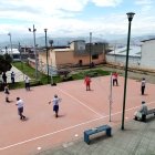 En los parques más pequeños de los barrios de la capital, continúan los encuentros entre vecinos.