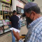 Panorama. En Guayaquil, decenas de personas buscan medicinas que no encuentran en los hospitales.