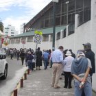 Largas filas se registraron desde la mañana de este miércoles en varios puntos de vacunación de la ciudad de Quito.