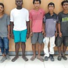 Los cinco jóvenes que son sospechosos de ser parte de una banda delictiva.