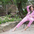 Justeen Cruz disfruta usar looks monocromáticos.