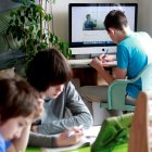 Niños delante de pantallas durante el confinamiento.
