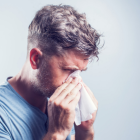 Cualquier persona que haya tenido alguna vez una reacción alérgica a ciertos medicamentos, laxantes o líquidos de contraste para rayos X podría reaccionar a los componentes de las vacunas.