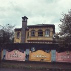 Esta casa patrimonial abandonada de la localidad fue ocupada por gente en situación de calle. La administración zonal de La Mariscal indica que lleva a cabo operativos interinstitucionales para evitar su mal uso.