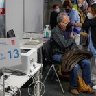 Una persona recibe una dosis de la vacuna contra la covid-19 de AstraZeneca, en Madrid.