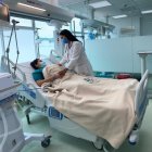 Personal de Solca atiende a un paciente hospitalizada.