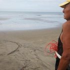 Francisco Yagual a sus 102 años de edad es feliz con ver el mar y ponerse su red al hombro.