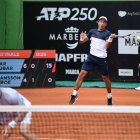 Escobar (atrás) y Behar esperan este domingo al bosnio Tomislav Brki y el croata Nikola Nikola Cacic.