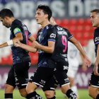 El argentino Lorenzo Faravelli (c) fue la figura del Independiente del Valle al marcar los dos goles en la victoria sobre Gremio.