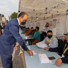 El cónsul de Ecuador en la Región de Murcia Miguel Ángel Macías se registra en la mesa electoral momentos antes de votar, este domingo en el recinto de la Fica en Murcia.