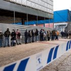 Varios votantes ecuatorianos esperan su tuno para participar en la segunda vuelta de las Elecciones 2021 este domingo, en el Pabellón de Cristal de la Casa de Campo de Madrid.