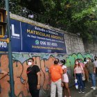 Larga fila en las afueras de la Unidad Educativa María Egas, en Guayaquil.