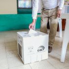 Un votante deposita la papeleta luego de firmar el registro. Loja vota en calma